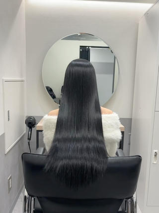 ツヤツヤトリートメントcolor艶に特化したい方におすすめのカラーです　　　

縮毛矯正毛のため
艶を最大限出すには縮毛矯正もおすすめです 