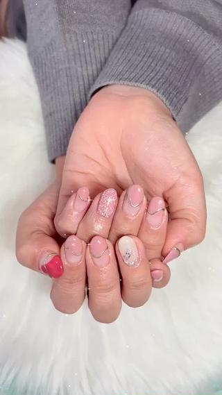 カラグラにミラーLラインで一味違った
　オフィスネイル
ハロウィンなので

一本だけ畜光カラーにして、ナイトメアビフォアクリスマスのZEROくん入れました♡

親指もお好きなカラーをワンポイントに♡

#ネイル #ネイルデザイン #ネイルチップ #ネイル福岡 #福岡ネイル #ネオンカラー #アニマルネイル #ニュアンスネイル #nail #nailart #naildesign #nailstagram #nails #バレリーナネイル #ブリトニー東京 #ららぽーと福岡付近のネイルサロン#ナイトメアビフォアクリスマス#ハロウィンネイル 