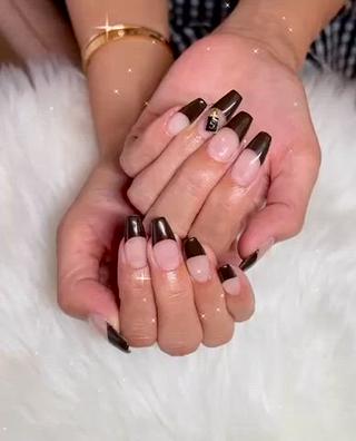 大人気のスカルプやり放題コース

　クリアに、チョコレートブラウンのフレンチ

いつも白フレンチなお客様も
　たまには一味違ったカラーのフレンチいかがでしょ
　
#ネイル #ネイルデザイン #ネイルチップ #ネイル福岡 #福岡ネイル #福岡ネイルサロン #福岡格安ネイルサロン #福岡格安ネイル #オシャレネイル #ネイル工房でなんとかなる ネオンカラー #アニマルネイル #ニュアンスネイル #nail #nailart #naildesign #nailstagram #nails #バレリーナネイル #ブリトニー東京  