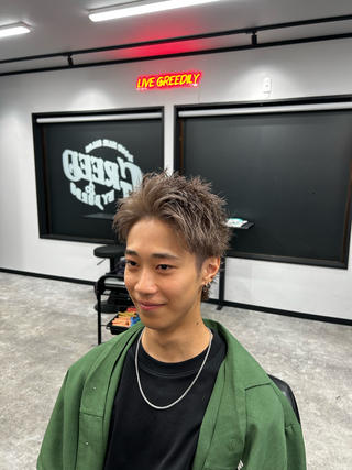 暗めミルクティーのスパイキーショート!
スパイキーショートは抜きっぱなしもいいですが色を入れると人と違った印象をだせます!