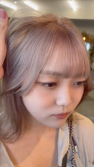 クリーミーなほんのりピンクの入ったベージュ 