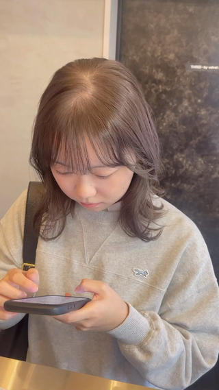 ダブルイルミナカラー♡(ブリーチ無し)
まろやかなグレージュに
こちらのクーポンに3500円でダブルイルミナカラーに
変更できます！ 