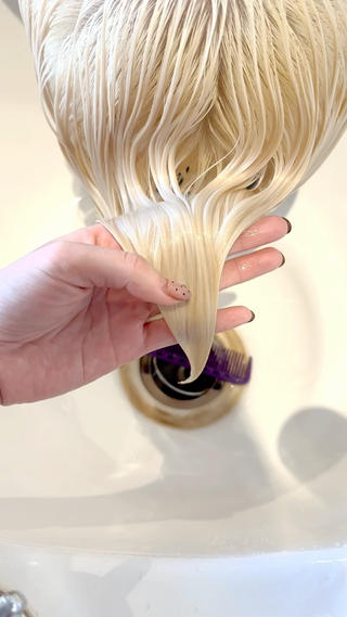 抜きっぱなしブロンド️

色落ちしないので、綺麗なハイトーンを長く楽しめます︎ムラシャンだけでここまで白くなります！

抜きっぱなし/抜きっぱなしブロンド/ブロンド/ホワイトブロンド/ブロンドカラー/ハイトーン/渋谷ハイトーン/ケアブリーチ 