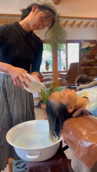 シロダーラのコースではぬるま湯を使って、
頭部にアプローチしていきます。
ヘッドマッサージ×シロダーラ×全身スパストレッチ
頭部だけでなく、体もほぐす
贅沢な60分を味わえます。