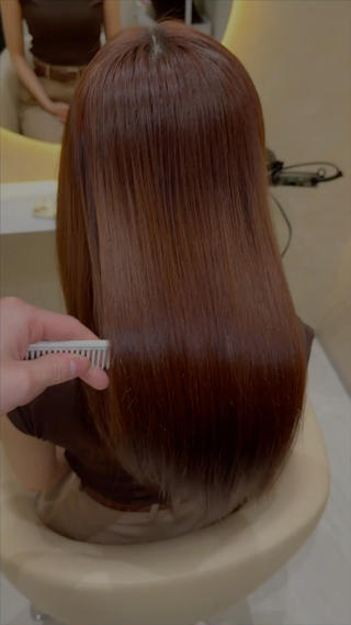 酸性ストレートで“とぅるん”質感。負担を抑えつつ根元ふんわり・毛先なめらか。湿気で膨らむ/うねる/パサつく方におすすめ。 