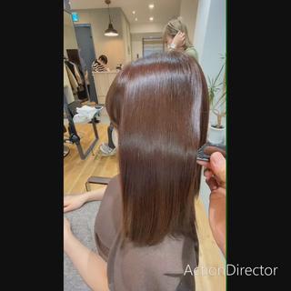 ミネコラトリートメントは、髪の水分量を整え、ツヤや手触りを改善するための高級ヘアトリートメントです。主に以下の特徴があります

特徴

1. 水分補給
髪内部に水分を閉じ込めることで、しっとりとした質感を持続します。


2. ツヤと滑らかさ
髪表面を滑らかに整えるため、自然なツヤが出やすくなり、触り心地も向上します。


3. ダメージケア
熱や化学処理によるダメージを軽減し、髪を強化する効果があります。ブリーチやカラーリングで傷んだ髪に特に効果的です。


4. 高い持続性
効果が比較的長持ちし、数週間にわたって髪の状態を良好に保つことができます。 