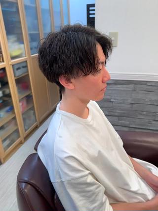 パーマをかけてから1ヶ月後のカットでシルエットを整えパーマ感を復活させます！ 