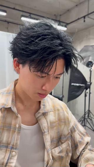 フェザーショート
ワンカラーでスタイリングは夏らしくフェザーショート
フェザーショートのスタイリングの特徴は風が強くてもなかなか崩れないのがメリットです