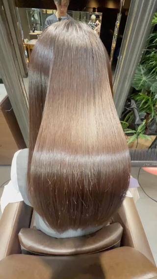 梅雨の時期で広がってしまう癖毛がお悩みのお客様にプレミアム縮毛矯正

TOKIOトリートメントを使いながら行うことで熱のダメージなどから守りつつ矯正をかけれてしまうんです

今まで縮毛矯正をかけたことのある方も初めての方も安心してお任せください 