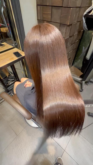 個人的にオススメな水素トリートメント

こちらのモデル様は縮毛矯正履歴があり、乾燥が気になるとのこと。
加工なしでこの潤い、ツヤに

水素トリートメントで水々しく、毛先に潤いのある髪の毛が手に入ります 