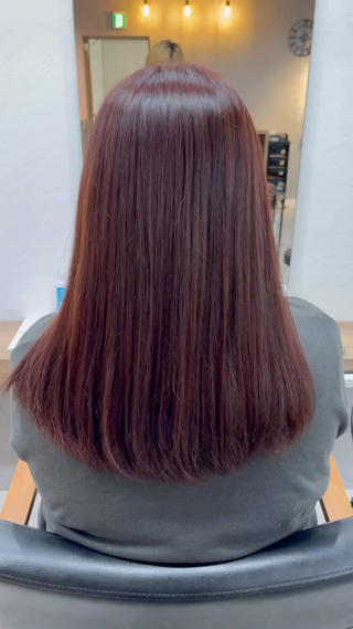 本日ご紹介させていただくのはブリーチ無しでハイトーン？
【ボルドーカラー】
です！

ブリーチ無しで進めることでダメージを最小限に透明感カラーが可能です！
ぜひこの機会にお試しくださいませ！ 