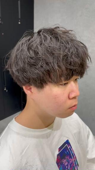 今回ご紹介させていただくのは
【ツイストスパイラルパーマ】
です！

ツイスト、スパイラル組み合わせたパーマにより無造作感と立体感の出るスタイルになります！
小洒落感とパーマ特有のチリチリ感を最大限に抑えた僕のパーマは家での再現性も高いです！

おすすめスタイルです！ 