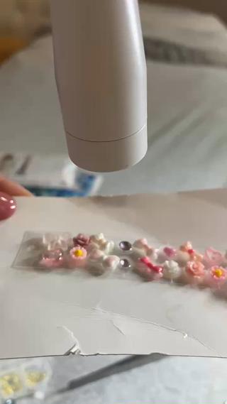 LEDライトでパーツつけてます 