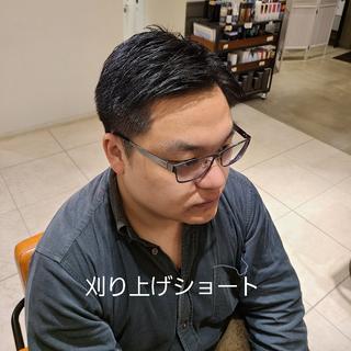 ツーブロックにはせずトップとサイドを繋げることで清潔感を出しつつ厳つくならないようにしました。毛先はカラーの履歴で少し明るかったのでメンズ用の黒染めで色落ちしても明るくなりづらく就活生などにもオススメです。 