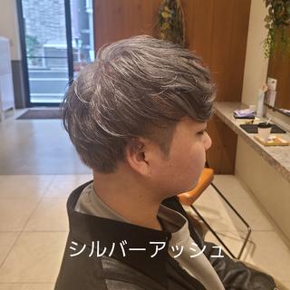 個人差はありますが１回のブリーチでもできるカラーです。元からくせ毛なのでパーマやアイロンなどはしていません。
ブリーチとパーマをやるのはおすすめは出来ませんがアイロンを使って頂ければ同じようなスタイルにセットする事ができます。 