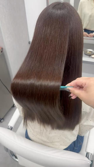 プレミアム縮毛矯正で内部やな栄養補給しながら綺麗な艶髪へ 