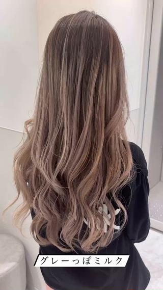 ハイライトでつくるデザインカラー
根本が自然なのがポイント 