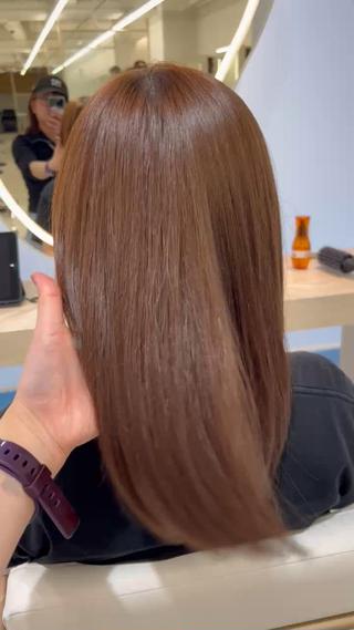 

ブリーチなしでも透明感のあるカラーに

「明るくしたいけど、ブリーチはしたくない」
「初めてのカラーで失敗したくない」
そんな方におすすめなのが
ブリーチなしダブルカラーです

オリーブベージュ・グレージュ・寒色ブラウンなど
赤みを抑えた、やわらかい透明感カラーが人気です(*^^*)



髪の明るさ別おすすめメニュー

・10トーン以上の方
→ ダメージを抑えた ワンカラー

・10トーン以下の方
→ ブリーチなしダブルカラー

カラー後は、髪の状態に合わせて
内部補修トリートメントを行い、
指通りやツヤ感も大切に仕上げます^^

 