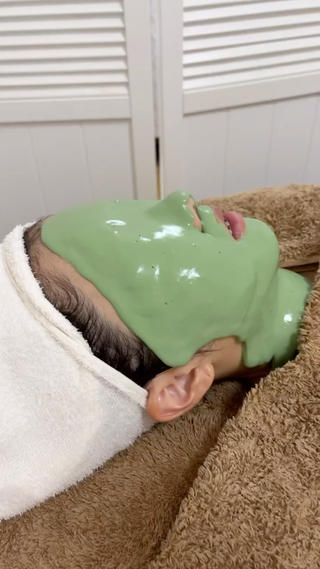 ビューネケアパックの施術中風景です

ニキビでお悩みの方はとてもおすすめのパックです
施術後には鎮静されるので治りも早いですよ
塗るタイプのパックで、最後は顔の形に剥がれちゃいます

ぜひお肌綺麗にさせてください 