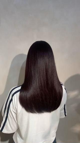 dark cassisred
髪質改善カラー♡
カラーをするだけで艶々になります☆彡