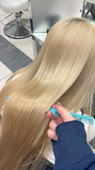 Aujuaの新しいトリートメント
アルティールです！
ブリーチを繰り返してるハイトーンの方でもここまでツヤツヤに 