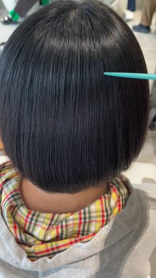 スタイリング剤もアイロンもしてない
乾かしただけの髪で
このツヤが出ます♡
素敵！
梅雨が来ますので
ブリーチ、パーマをしてない方
する予定がない方
縮毛矯正オススメです(  ˙꒳˙  ) 