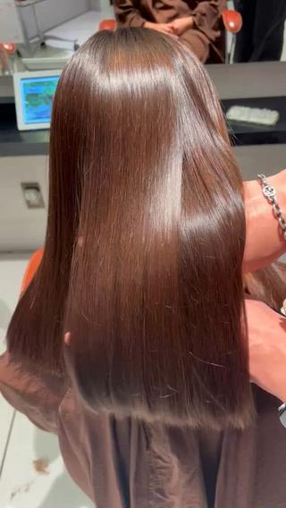 ダメージは最小限！どのような髪質でもサラサラになるように薬剤を変更しております！！

癖が気になる方はぜひご利用ください！

※店長に動画の撮り方を教えてもらった為店長の手が映ってます 