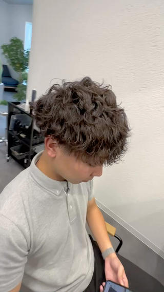 マッシュショートツイスパウェーブ

王道のマッシュショートのツイスパスタイルです。縦落ちカールから波巻きパーマまで。トレンドのスタイルを楽しみましょう。メンズヘアーに特化したサロンなので安心してお任せ下さい♪

ウェットにしてパーマ感を揉み出します。オイルでパサつきを抑えて根本を乾かしてボリュームを整えます。グリースワックスで動きをだして、ホールドスプレーでキープさせて仕上げます。
 
