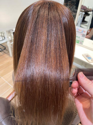 ブリーチしている髪の毛では縮毛矯正は厳しいですがブリーチしている髪の毛でもできるのが髪質改善トリートメント！！とってもサラサラになるのでオススメです 