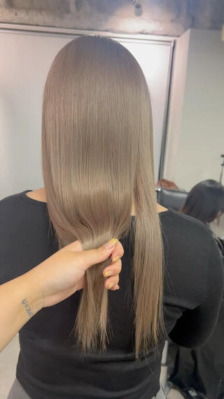 髪質改善トリートメントでサラ艶なハイトーン

髪の毛が広がってまとまらない。。
髪がぼさぼさで艶がない。。
ドライヤーに時間がかかる。。
.
これらに当てはまる方にオススメのトリートメントです！️
.
growの髪質改善は1回で効果感じれると思いますのでぜひ体感してみてください 