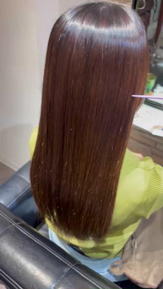 縮毛矯正履歴があり、毛先の痛み具合を見てリスクがあるので伸びた分の酸性ストレートをさせて頂きました
毛先の絡まりは保湿がしっかりされるアウトバスを使用しました！
また枝毛カットで指通りをよくさせて頂きました！ 