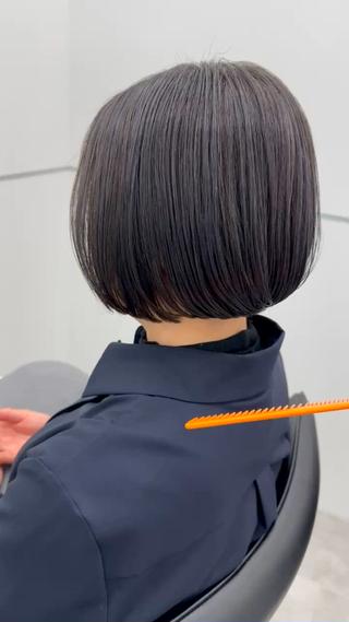 シンプルなボブです。
ハイライトを入れてハイライト部分はネイビーその他の部分はグレージュで 