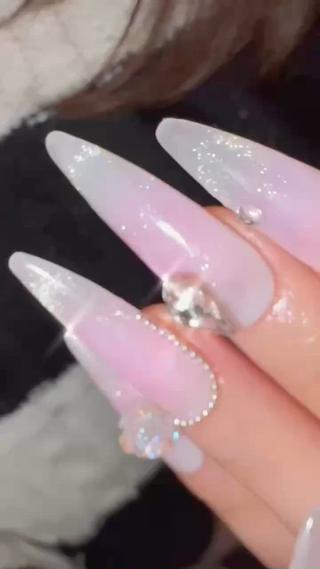 ワンホンネイル♡チークネイルをベースにフレンチマグネットしています
カラー変更、パーツ位置変更可能です 