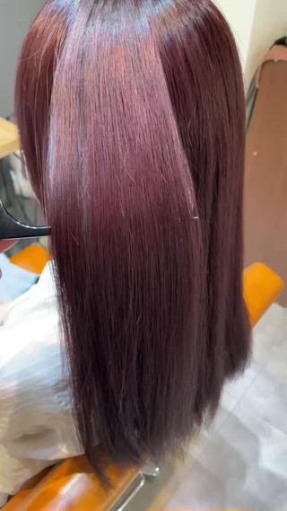 カラーのツヤ感とトリートメントでいつも以上のサラサラ感と艶を出しまとまってくれる髪の毛にしますっ！ 