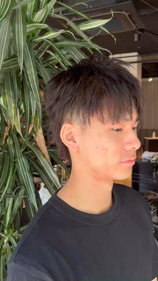 ウルフベースで動きのあるショートスタイル 