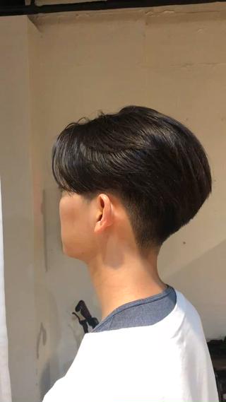 刈り上げ高めの前下がりセンターパート 