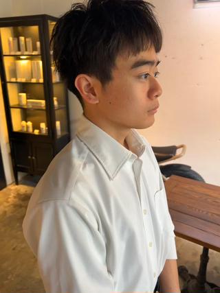 学校の規則に引っかからない長さで、サイドは刈り上げずバックはスッキリしたスタイルです。

学生の方も大歓迎なので是非お任せください！ 