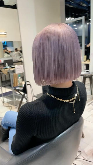 淡いホワイトパープルが可愛いスタイルです！
ボブもラインが効いた流行りの切りっぱなしボブでおしゃれに仕上げました 