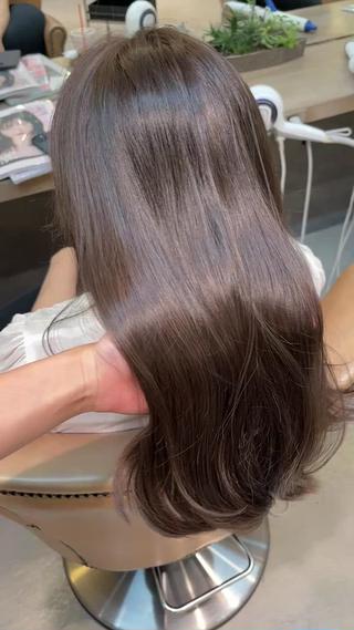 ブラウンベージュカラー
透明感のある秋カラーでツヤツヤ〜
 