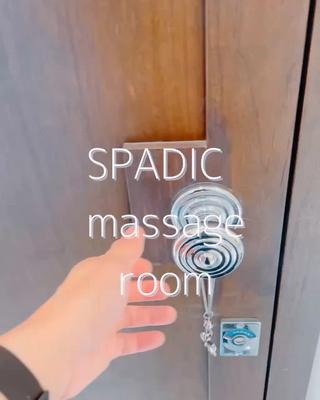 SPADICのエステは
完全個室のプライベート空間
初めての方でも、リラックスしてお過ごしいただけるように——
周囲を気にせず施術を受けられる完全個室をご用意しております。
エステティシャンは1人。
カウンセリングから施術まで、1対1の完全マンツーマン対応。
ご予約ごとにお客様をお一人ずつご案内いたします。

エステ歴13年の専門スタッフが担当
豊富な経験と確かな知識を持つエステティシャンが、お一人おひとりの肌悩みに寄り添いながら、丁寧にケアいたします。

「エステは初めてで不安…」という方も、エステが久しぶりの方も大歓迎。
心と肌に寄り添う時間をご提供いたします。
 
