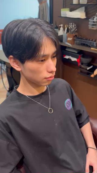 ナチュラルセンターパート
日常での楽にセットが決まりやすい！
20代から人気のヘアースタイル
毛流れでエロさもあって雰囲気作りも◎ 