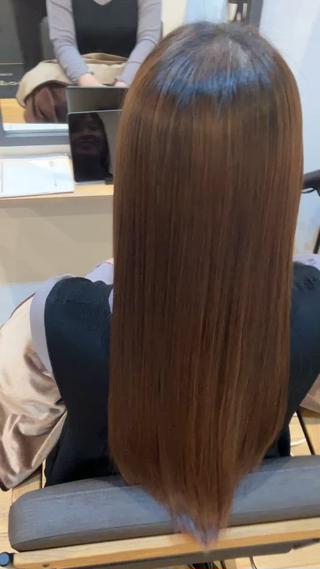 パヤ毛がお悩みでアイロンしてもすぐに出てくるというお悩みでした。

パヤ毛はアホ毛とはまた違いますがこれは一種の癖なのでトリートメントでは治りません

あのストレスから縮毛矯正でさらさらに周りからも褒められる美髪になりませんか？ 