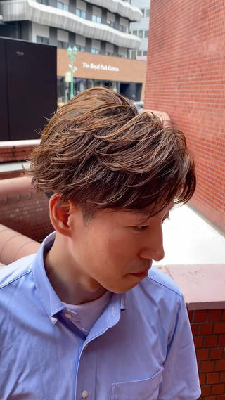 パーマ メンズ 三ノ宮フェザーパーマ 蕃本 啓利のヘアスタイル
