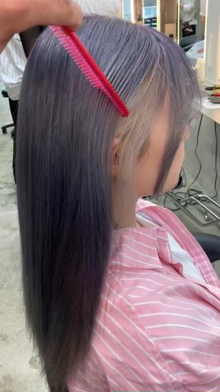 ネイビーホワイト
ケアブリーチを使ったダメージレスカラーです！
僕にお任せください！ 