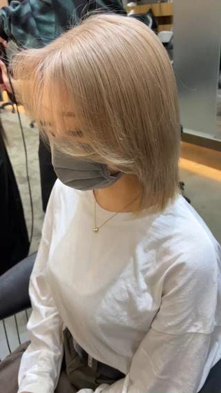 ケアブリーチを使ってダメージレスでハイトーン作れます！理想のミルクティーは僕にお任せ下さい！ 