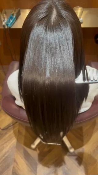 毛先まで綺麗にストレートでツヤ感抜群です！ 
