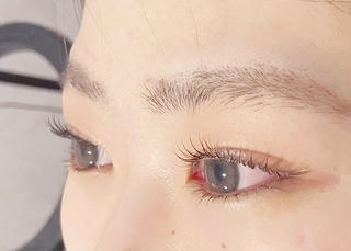 どの角度から見ても可愛いカールデザインです瞼の形に合わせたカール感で、毛先はピンピンハリのある美しいまつ毛の完璧です
目尻を少し流したデザインで、優しさもプラスしました
奥目さんもカールデザイン出来ます 