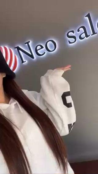 那覇市天久にあるプライベート脱毛サロン
**Neo salon(ネオサロン)**です
落ち着いた空間と丁寧なカウンセリングを大切にし、
脱毛が初めての方でも安心して通っていただける
サロンづくりを心がけています
無理な勧誘は一切なし。
一人ひとりのお悩みに寄り添い、
結果はもちろん「通いやすさ」も大切にしています
那覇エリアで脱毛サロンをお探しの方、
ぜひお気軽にご予約・ご相談ください