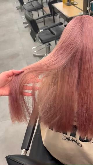 3回目のご来店のお客様＾＾♡

黒染め履歴有り◎デザインカラー履歴有り◎
のなかなかの複雑履歴

でも、ロングが好きなので
なるべく切れ毛がでないように、
ゆっくりゆっくり長期戦でハイトーンに

一回でもはやくホワイト系にもっていけるように
今回は残留しにくいピンクに

いつもありがとう＾＾ 