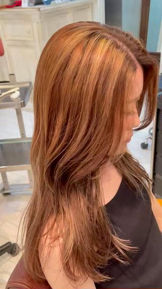 太めでハッキリ筋感ハイライト
ブリーチ毛では無いところも明るめ希望の為、
＂明るい＋明るい＂でもしっかり陰影が付きメリハリの出るように、太めに入れてます！

カットはレイヤーを入れ海外風のデザインにしております！

是非デザインカラーも得意ですのでご予約お待ちしております！

#ハイライト　#バレイヤージュ　#髪質改善トリートメント　#海外風　#外国人風　#レイヤーカット 